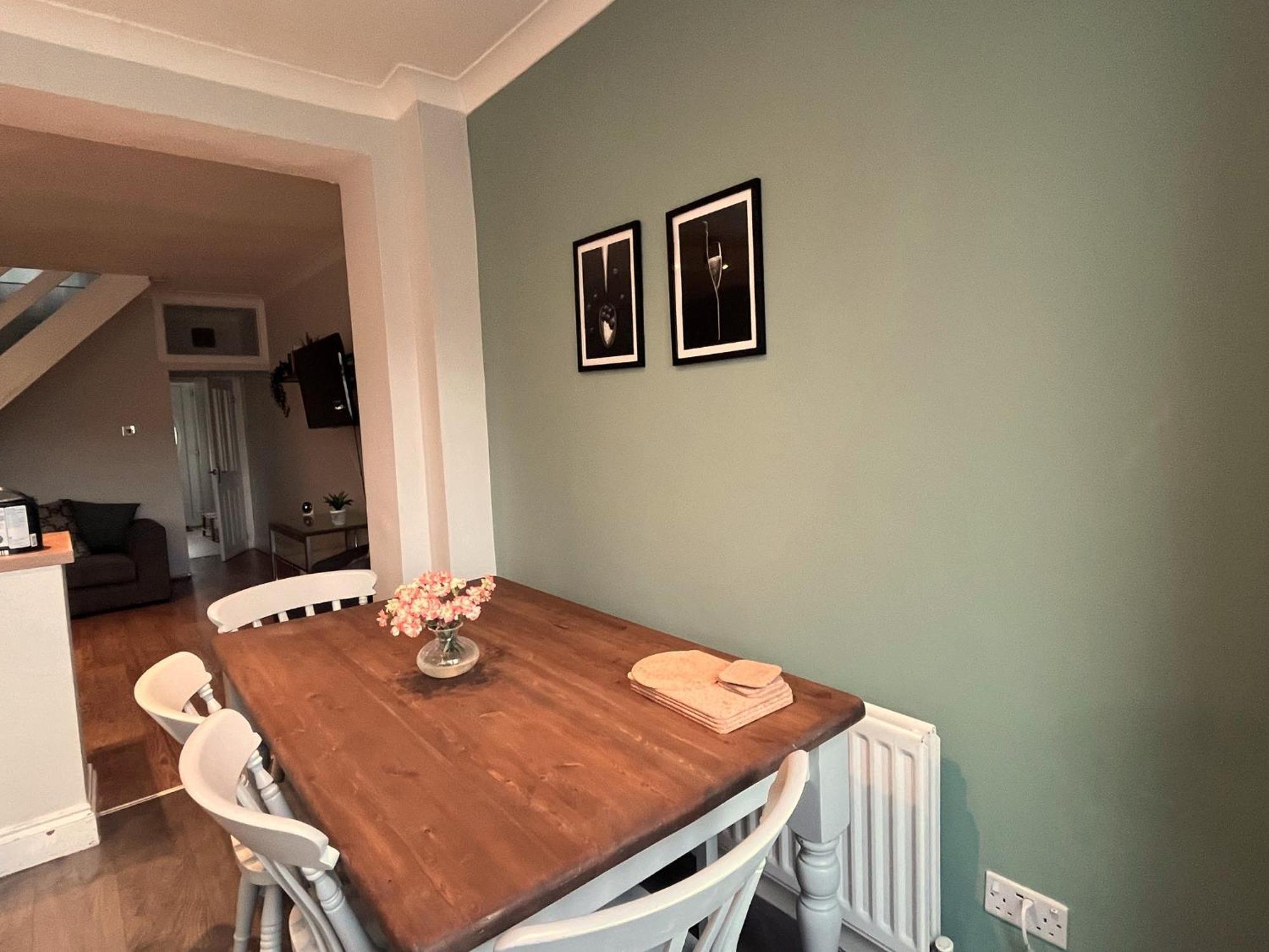 Durham 3 Bedroom House With Parking Exterior photo